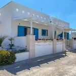 La Maison Blue A 100 Mt Dal Mare - Holiday2pet,com - *
